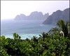 Phi Phi Islands : Phi Phi Don et Phi Phi Lae, au loin, absolument inhabite.