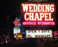 50 chapelles sont éparpillées dans toute la ville, elles unissent chaque année 110'000 couples, un toutes les 4 minutes 50 secondes !
