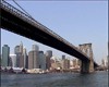 Au loin se dcoupe New York, la ville mutile. Les buildings cachent la blessure.