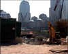 Les ouvriers s'activent sur l'norme chantier. Certains dbris sont toujours l.