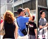 Derrire les grilles, les touristes. Au dessus de leur ttes, les noms des victimes.
