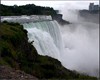 L'eau se jette dans le vide et vient bruyamment s'abattre sur les rochers.