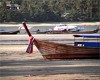 Les bateaux Long Tails attendent les clients, comme chous sur la plage.