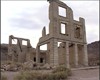 La banque de Rhyolite, le Cook Bank building, était le plus grand bâtiment de la ville, mais également le plus luxueux avec ses escaliers en marbre italien et ses vitraux importés.