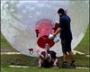 Le Zorb se pratique gnralement seul, mais deux voire trois personnes peuvent senfiler dans cette boule en PVC.