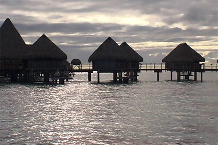 Bungalow sur pilotis en Polynésie